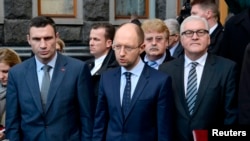 Ukraine's opposition leaders Vitaly Klitschko, Arseny Yatsenyuk and German Foreign Minister Frank-Walter Steinmeier (L-R) address to media after signing an EU-mediated peace deal with President Viktor Yanukovych, Feb. 21, 2013.