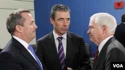 Pertemuan NATO di Brussels, dari kiri: Menhan Inggris Liam Fox, Sekjen NATO Anders Fogh Rasmussen, dan Menhan AS Robert Gates (8/6).