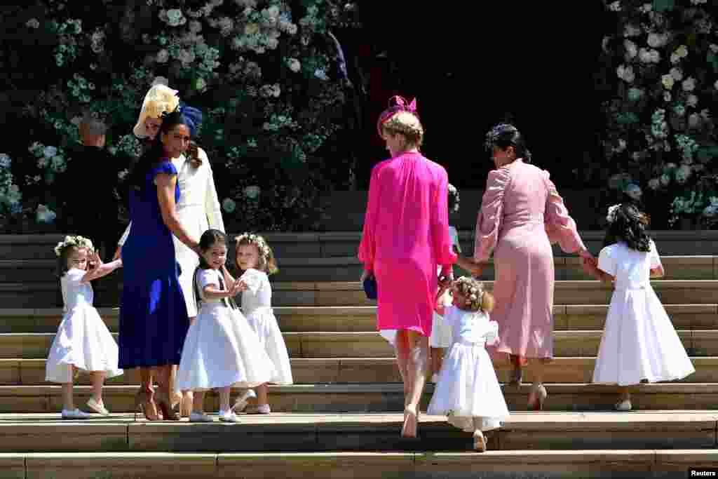 Cambridge Düşesi Katherine, Markle'ın arkadaşları, Meghan Markle'a kilise içinde eşlik edecek çocuklarla birlikte kilise merdivenlerinde. Prens George ve Prenses Charlotte da bu küçük çocuklar arasında