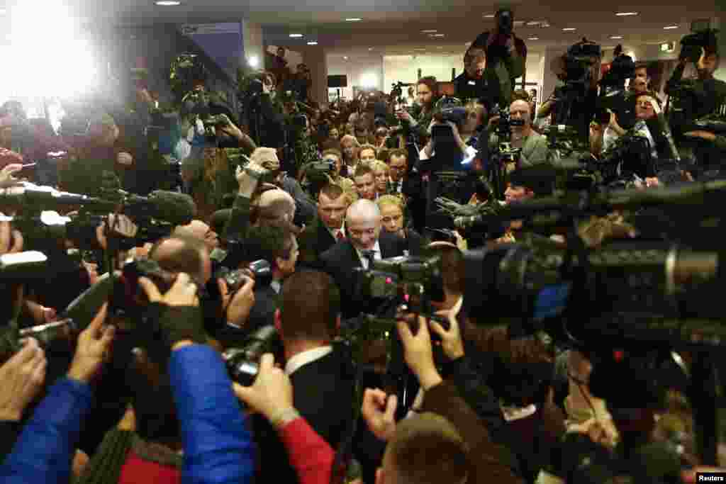 Freed Russian former oil tycoon Mikhail Khodorkovsky (C) arrives for his news conference in the Museum Haus am Checkpoint Charlie in Berlin, Germany, Dec. 22, 2013. 