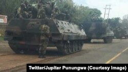 Des blindés circulent dans les rues de Harare, Zimbabwe, 14 novembre 2017. (Twitter/Jupiter Punungwe‏)