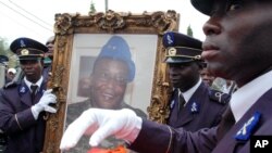 Le portrait du général Robert Guéï à Abidjan, le 18 aout 2006. 