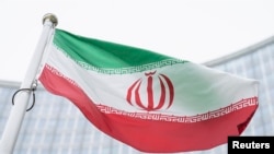 Iranska zastava ispred Međunarodne agencije za atomsku energiju u Beču