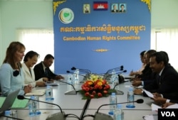 លោកស្រី រ៉ូណា ស្មីត (Rhona Smith) អ្នករាយការណ៍ពិសេសអង្គការសហប្រជាជាតិស្តីពីបញ្ហាសិទ្ធិមនុស្សនៅកម្ពុជា ជួបជាមួយជួបជាមួយមន្រ្តីនៃគណៈកម្មការសិទ្ធិមនុស្សកម្ពុជាក្នុងឱកាសទស្សនកិច្ចនៅកម្ពុជាជាលើកទី៣ នៅថ្ងៃអង្គារ ទី១១ ខែតុលា ឆ្នាំ២០១៦ នៅរាជធានីភ្នំពេញ។