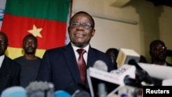 L'opposant Maurice Kamto, du Mouvement Renaissance (MRC), tient une conférence de presse à son siège à Yaoundé, au Cameroun,le 8 Octobre 2018. 
