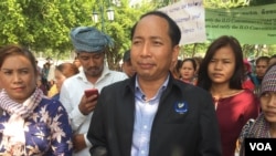 លោក​ អាត់​ ធន់​ ប្រធាន​សហភាព​ការងារ​កម្ពុជា​ ថ្លែង​ជាមួយ​អ្នក​កាសែត​អំពី​បរិយាកាស​ការងារ​នៅ​ក្នុង​ប្រទេសនៅ​ក្នុងពិធីជួបជុំ​ប្រារព្ធ​ទិវា​ពលកម្ម​អន្តរជាតិ​ថ្ងៃ​ទី​១​ ខែ​ឧសភា ឆ្នាំ​២០១៨​ នៅក្នុង​ទីក្រុង​ភ្នំពេញ​។ (ហ៊ុល​ រស្មី​/VOA)