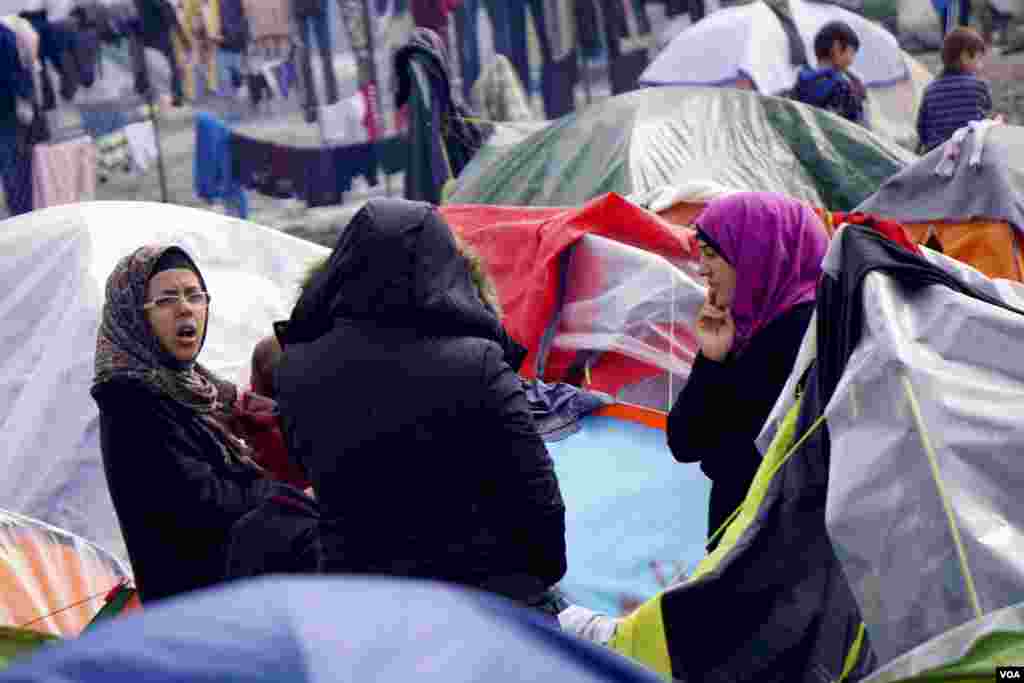 More than half of the refugees at the Idomeni camp are women or children. (Jamie Dettmer for VOA)