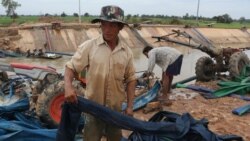 លោក ណុប គឹមឡុង អាយុ៤៤ឆ្នាំ ជាកសិករម្នាក់ក្នុងឃុំត្រពាំងជង ស្រុកបាកាន ខេត្តពោធិ៍សាត់ មានប្រសាសន៍ថាឆ្នាំនេះ មេឃមិនមានភ្លៀង ដែលធ្វើឲ្យស្រែរបស់លោកខ្វះទឹកសម្រាប់ប្រើប្រាស់។ (ស៊ុន ណារិន/VOA Khmer)