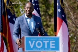 អាចារ្យ Raphael Warnock បេក្ខជនខាងគណបក្សប្រជាធិបតេយ្យសម្រាប់តំណែងព្រឹទ្ធសភាប្រចាំរដ្ឋ Georgia ថ្លែងនៅក្នុងយុទ្ធនាការរកសំឡេងគាំទ្រ នៅទីក្រុង Columbus រដ្ឋ Georgia កាលពីថ្ងៃទី២១ ខែធ្នូ ឆ្នាំ២០២០។