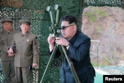 북한 김정은 국무위원장이 수중 발사 탄도미사일의 시험발사를 참관했다고, 관영 조선중앙통신이 지난 4월 보도했다. (자료사진)