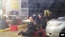 Alton Sterling arrêté par des policiers de Baton Rouge, le 5 juillet 2016.