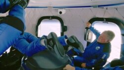 Aktor William Shatner, yang merupakan pemeran Kapten Kirk dalam film Star Trek, merasakan fenomena gravitasi nol dalam penerbangan luar angkasa pertamanya bersama pesawat Blue Origin pada 13 Oktober 2021. (Foto: Blue Origin via Reuters)