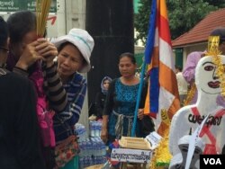 ក្រុម​អ្នកតវ៉ា​ធ្វើ​ពិធី​បួងសួង​នៅ​មុខ​សាលា​ដំបូង​រាជធានី​ភំ្នពេញ​នា​ថ្ងៃ​ទី ១៩ ខែ​កញ្ញា​ ឆ្នាំ ២០១៦ ប្រឆាំង​នឹង​ជនប្រព្រឹត្ត​អំពើ​អយុត្តិធម៌​ក្នុង​សង្គម។ (ហ៊ុល រស្មី/VOA)