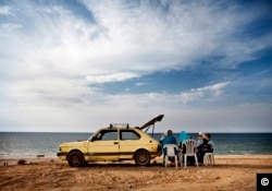 Tanya Habjouqa, Untitled, from the series “Women of Gaza,” 2009; Pigment print, 20 x 30 in.; Museum of Fine Arts, Boston; Museum purchase with general funds and the Horace W. Goldsmith Fund for Photography, 2013.567 (Photo © 2015 Museum of Fine Arts, Boston)