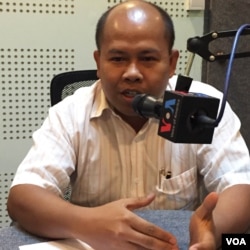 រូបឯកសារ៖ លោក សុខ សូត្រ ព្រឹទ្ធបុរស​ស្តី​ទី​និង​ជា​សាស្ត្រាចារ្យមហាវិទ្យាល័យ​អប់រំនៃ​សាកលវិទ្យាល័យភូមិន្ទ​ភ្នំពេញ ក្នុង​បទសម្ភាសន៍​មួយជាមួយ​ VOA កាល​ពី​ថ្ងៃ​ទី​២៣ ខែ​មេសា ឆ្នាំ​២០១៦។ (ផន បុប្ផា/VOA)