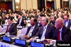 Cambodian defense minister General Tea Banh sits next to Singaporean defense minister during the Shangri-La Dialogue, Sunday, June 2, 2019. (Facebook/General Tea Banh official page)