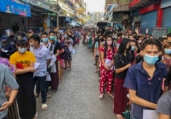 រូប​ឯកសារ៖ ពលរដ្ឋ​តម្រង់​ជួរ​ដើម្បី​ធ្វើ​តេស្ត​កូវីដ១៩​នៅ​ក្នុង​ខេត្ត​ Samut Sakhon នៅ​ក្នុង​ប្រទេស​ថៃ​កាល​ពី​ថ្ងៃ​ទី​២០ ខែ​ធ្នូ​ ឆ្នាំ​២០២០។ (AP)
