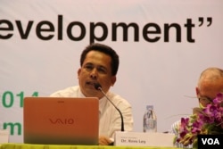 រូបឯកសារ៖ លោក​បណ្ឌិត​ កែម​ ឡី​ អ្នក​វិភាគ​សង្គមឯករាជ្យ​ និង​ជា​វា​គ្មិន​ក្នុង​វេទិកា​សាធារណៈនេះ ​កំពុង​ពិភាក្សា​លើ​ប្រ​ធាន​បទអំពី​ បញ្ហា​ប្រឈម​នានា​ក្នុង​ការ​អភិវឌ្ឍ​នៅ​ក្នុង​ប្រទេស​កម្ពុជា និង​ប្រទេស​ក្នុង​អនុ​តំបន់ទន្លេ​មេគង្គ។ (នូវ ពៅលក្ខិណា/VOA)