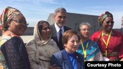 Renowned hollywood actor George Clooney takes a group photo with a group of women during his visit to attend global forum of “Against the Crime of Genocide” in Armenia in late April, 2016. (Photo supplied by Youk Chhang)