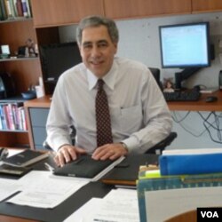 Michael Golden, pengurus badan amal 'Neediest Cases Fund' yang dibentuk harian New York Times 100 tahun lalu.