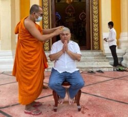 ​លោក ឌួង ឆាយ ត្រូវបានព្រះសង្ឃកោរសក់ ពេលសម្រេចចិត្តបួសជាព្រះសង្ឃ ក្រោយរឿងអាស្រូវប្រព្រឹត្តអំពើហិង្សាលើភរិយា។