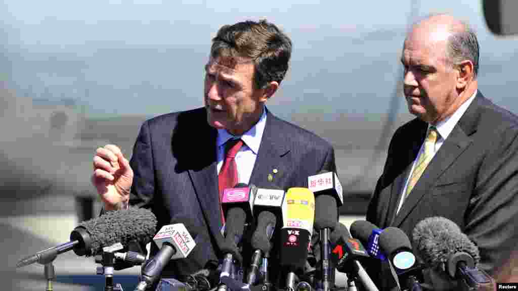 Australia's Minister of Defence David Johnston and Angus Houston (L), a retired air chief marshal and head of the Australian agency coordinating the search for Malaysia Airlines Flight MH370, address the media at the RAAF Base Pearce near Perth, April 8.