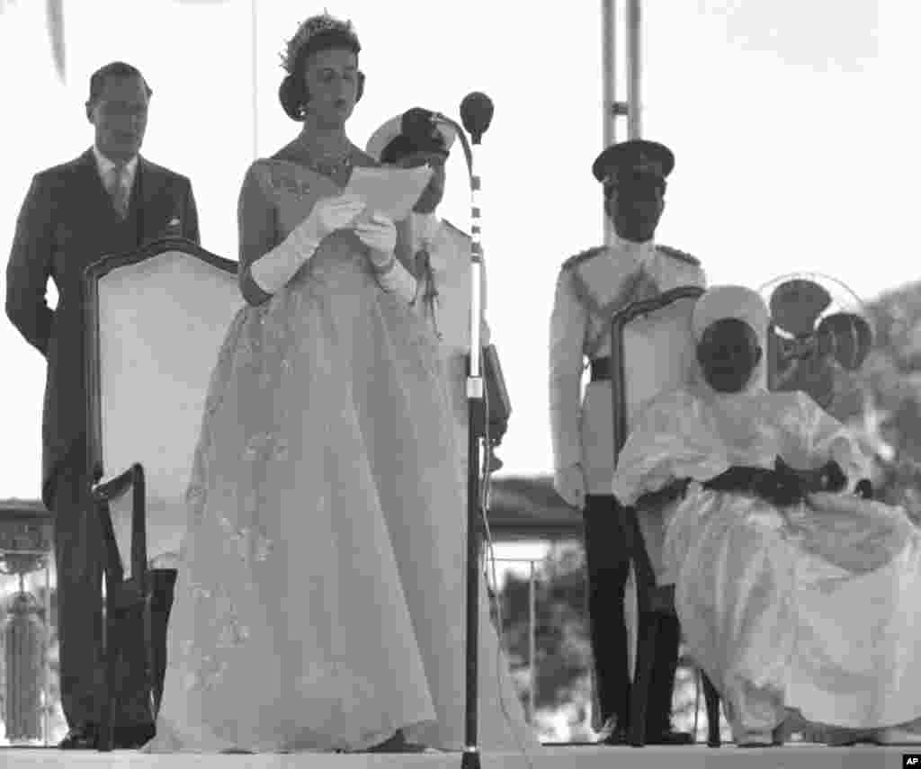 Gimbiya Alexandra ta Kent, tana karanta sakon Sarauniya Elizabeth II a dandalin Royal Pavilion, a filin sukuwa na Lagos, ranar 1 Oktoba, 1960. Firayim ministan tarayyar Najeriya, Alhaji Sir Abubakar Tafawa Balewa, zaune a dama, yana sauraron jawabin nata.