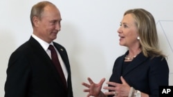 Presiden Rusia Vladimir Putin (kiri) bertemu Menlu AS Hillary Rodham Clinton di sela-sela KTT APEC di Vladivostok, Rusia (8/9). 