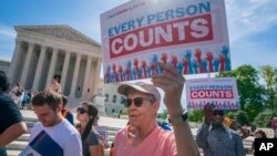 Para aktivis imigrasi berunjuk rasa di depan kantor Mahkamah Agung AS, di Washington, Selasa, 23 April 2019, saat para hakim menggelar dengar pendapat terkait rencana pemerintahan Trump untuk memberikan pertanyaan soal kewarganegaraan pada sensus 2020. (Foto: dok).
