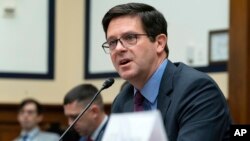 Помічник міністра оборони з питань космічної політики Джон Пламб дає свідчення перед Підкомітетом із збройних сил Палати представників.