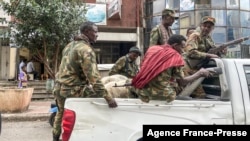 Des membres de la milice Amhara, qui combat aux côtés des forces fédérales et régionales contre la région du Tigré, dans le nord du pays, montent à l'arrière d'un pick-up dans la ville de Gondar, le 8 novembre 2020.