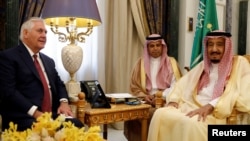 Menlu AS Rex Tillerson dan Raja Saudi Salman sebelum pertemuan mereka di Riyadh, Arab Saudi, 22 Oktober 2017.