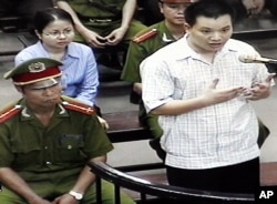 រូបភាព​ឯកសារ៖ លោក Nguyen Van Dai ខាង​ស្តាំធ្វើ​ជា​កសិណ​សាក្សី​កាល​ពី​ខែ​មេសា ២០១៣។