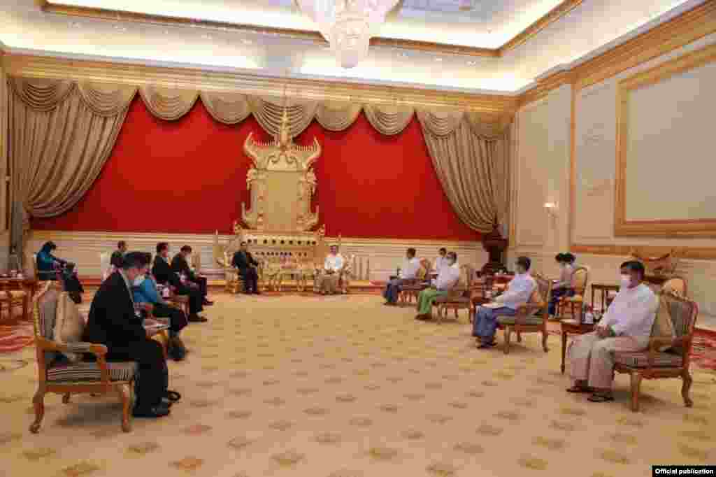 លោកឧត្តមសេនីយ មីន អ៊ុងឡាំង (Min Aung Hlaing) ទទួលស្វាគមន៍លោក ហ៊ុន សែន ដែលជានាយករដ្ឋមន្ត្រីកម្ពុជា និងជាប្រធានអាស៊ាន នៅរដ្ឋធានីណៃពិដោ ប្រទេសមីយ៉ាន់ម៉ា កាលពីថ្ងៃទី៧ ខែមករា ឆ្នាំ២០២២។