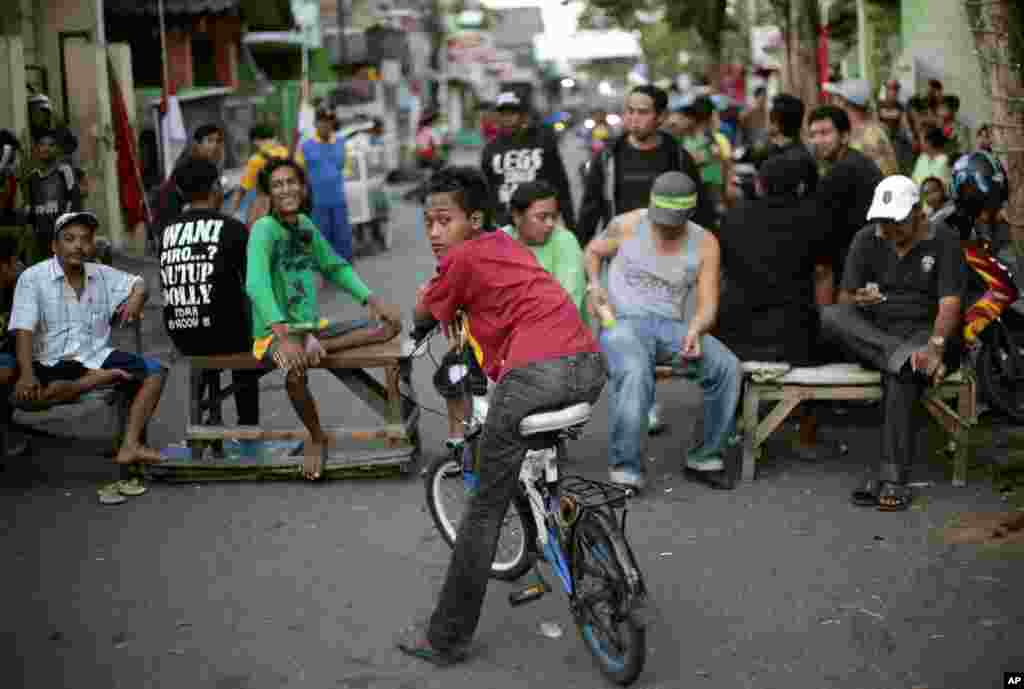 Warga di Surabaya memblokir jalan sebagai protes atas penutupan kompleks lokalisasi Dolly (18/6). (AP/Dita Alangkara)