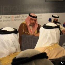 Shaikh Khalid bin Ali Al Khalifa explaining election procedures, 22 Oct 2010