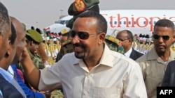 លោក Abiy Ahmed នាយក​រដ្ឋ​មន្ត្រី​អេត្យូពី​ត្រូវ​បាន​ស្វាគមន៍​នៅ​ព្រលាន​យន្ត​ហោះ​ក្នុង​រដ្ឋ​ធានី​ខាទុំ ប្រតេស​ស៊ូដង់ កាល​ពី​ថ្ងៃ​ទី​៧ មិថុនា ២០១៩។