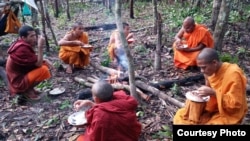 ព្រះតេជគុណ ប៊ុត ប៊ុនតិញ និង​ព្រះសង្ឃ​ផ្សេង​ទៀត កំពុង​ឆាន់​អាហារ​នៅ​ក្នុង​ព្រៃ​ព្រះរកា ក្នុង​ខេត្ត​ព្រះវិហារ ពេល​ចុះ​ល្បាត​ព្រៃ កាលពី​ឆ្នាំ២០១៦ ដែល​ជា​យុទ្ធនាការ​នៃ​ការការពារ​ព្រៃឈើ។ (រូបថតផ្តល់ឲ្យដោយព្រះអង្គប៊ុត ប៊ុនតិញ)