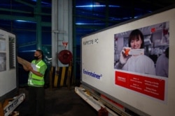 Petugas memeriksa peti kemas berisi vaksin COVID-19 dari China Sinovac Biotech Ltd., saat tiba di Bandara Internasional Soekarno-Hatta dalam pengiriman pertama ke Indonesia, 6 Desember 2020. (Foto: Dhemas Reviyanto/Antara via Reuters)