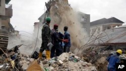 Des secouristes à la recherche de survivants après l'effondrement d'un immeuble dans un quartier densément peuplé de Lagos, au Nigeria, mercredi 26 juillet 2017. (Images d'archives)