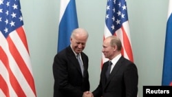  Vladimir Poutine (à droite) serre la main du vice-président américain Joe Biden lors de leur rencontre à Moscou en Russie, le 10 mars 2011. 
