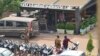 Les forces de sécurité devant le Café Aziz Istanbul le lendemain de l'attaque terroriste, le 14 août 2017. 