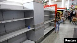 Boş mağaza piştaxtaları Uqo Çavezin “Sosializm yaxud Ölüm” siyasətinin rəmzinə çevrilib.