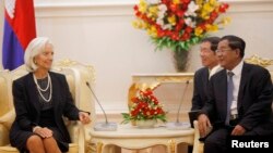 Cambodia's Prime Minister Hun Sen (R) and International Monetary Fund (IMF) Managing Director Christine Lagarde speak during a meeting at the Prime Minister's office in central Phnom Penh, Cambodia, December 2, 2013.