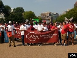 Protesters react to the cancellation of DACA outside the offices of Immigration and Customs Enforcement in Washington, Sept. 5, 2017. (PVohra/VOA)