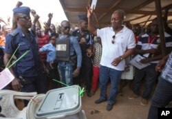Ghana Incumbent President, John Dramani Mahama candidate of the National Democratic Congress, holds up his ballot, during the Presidential and parliamentary election, in Bole Ghana, Wednesday, Dec. 7, 2016.