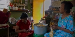 Untuk bertahan hidup mereka membuka warung, jualan soto, melayani catering, dan menghabiskan hari tua bersama dengan berjualan kerupuk (Courtesy : Fanny Chotimah)