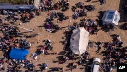 Fotografija koju je napravio dron prikazuje raseljene Palestince okupljene sa svojim stvarima dok čekaju da se vrate svojim domovima u sjevernom dijelu pojasa Gaze, 26. januara 2025., nekoliko dana nakon što je sporazum o prekidu vatre između Izraela i Hamasa stupio na snagu.