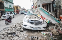 Gari lililoharibiwa na tetemeko la ardhi Haiti.
