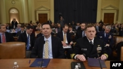 Direktur FBI, James Comey (kiri) dan Direktur Badan Keamanan Nasional AS Mike Rogers memberikan kesaksian di hadapan Komisi Intelijen DPR Amerika hari Senin (20/3).